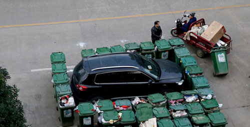 隨意亂停車，大爺搬垃圾桶怒攔私家車 