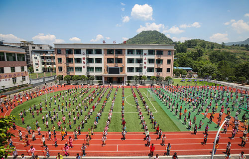 這家小學一個垃圾桶都沒有